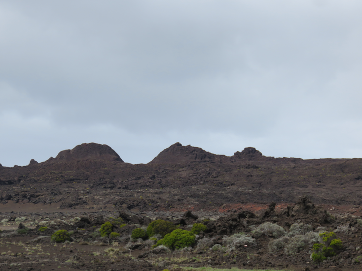 6 Cratères Delarue vus de la Plaine des Sables sur sentier vers Plateau Basaltes