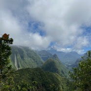 38. La cascade blanche et l'entrée du Cirque de Salazie.jpeg