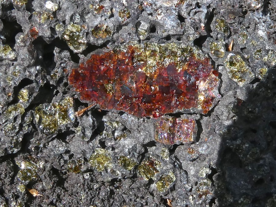 phénocristaux dans la roche basaltique.P1015810