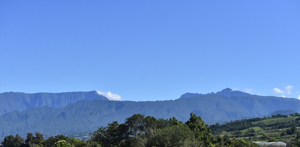 Depuis l'école de La ligne d'Equerre, chaine du Dimitile, Piton des Neiges, Grand Benard - MB3_1979b.jpg