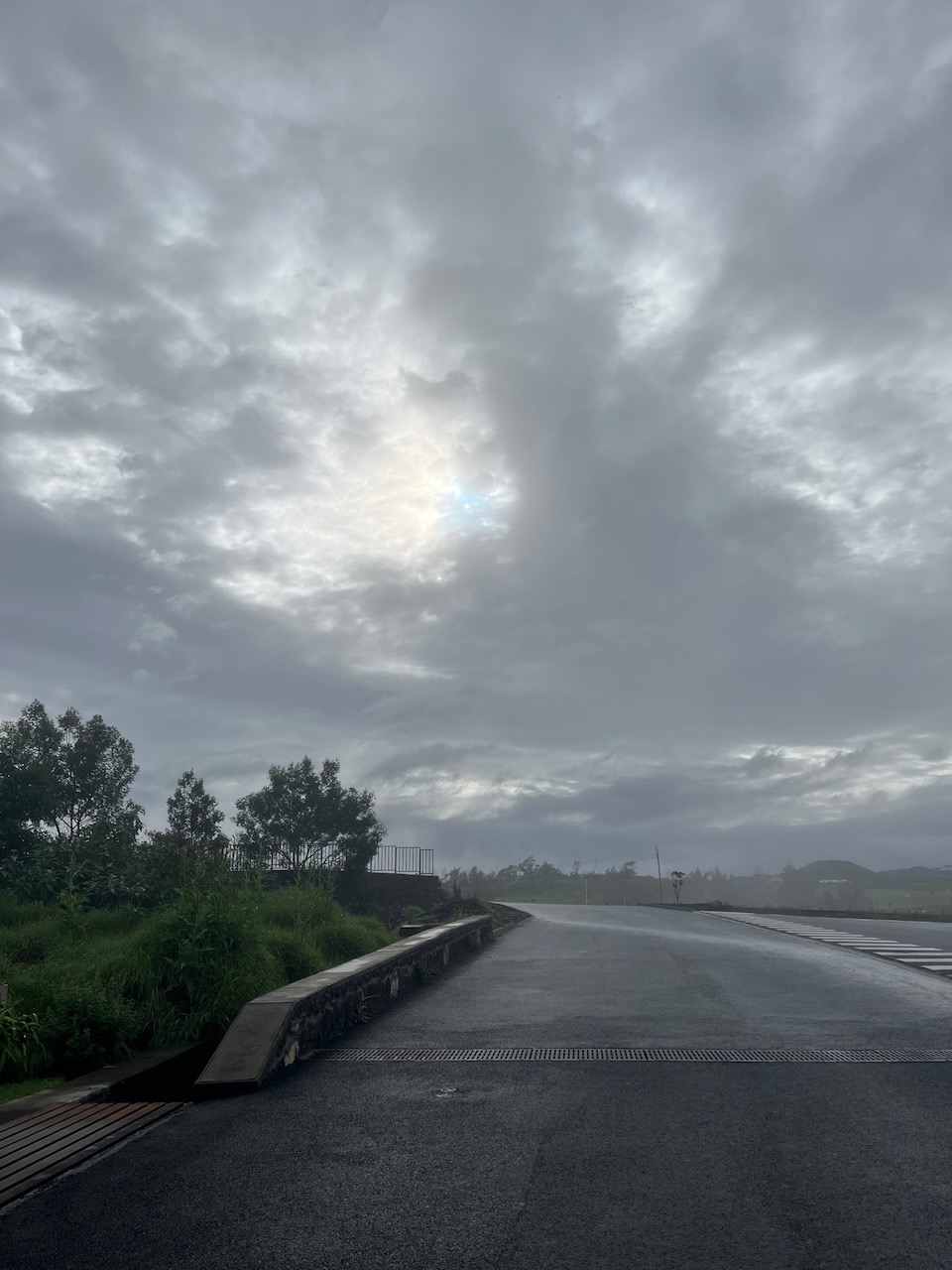 1. arrivée sur le parking, et sous les nuages..jpeg