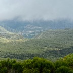 1. C'est là-bas que se trouve le gîte ! (Descente du Col des bœufs, la Tamarinaie au centre , Marla au loin).jpeg