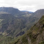 7. Les géants dans les nuages. On devine le cours de la Rivière des galets..jpeg