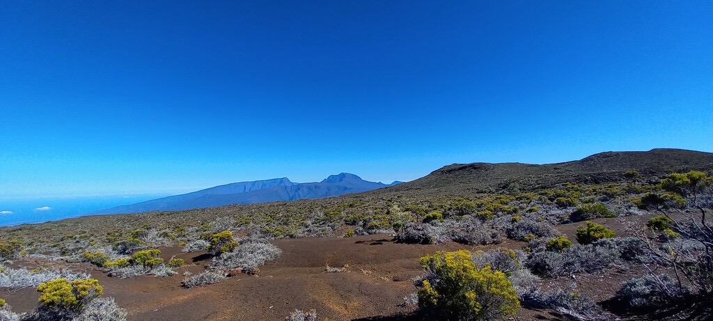 Au_loin_le_massif_du_Piton_des_Neiges-20240409_094228.jpg