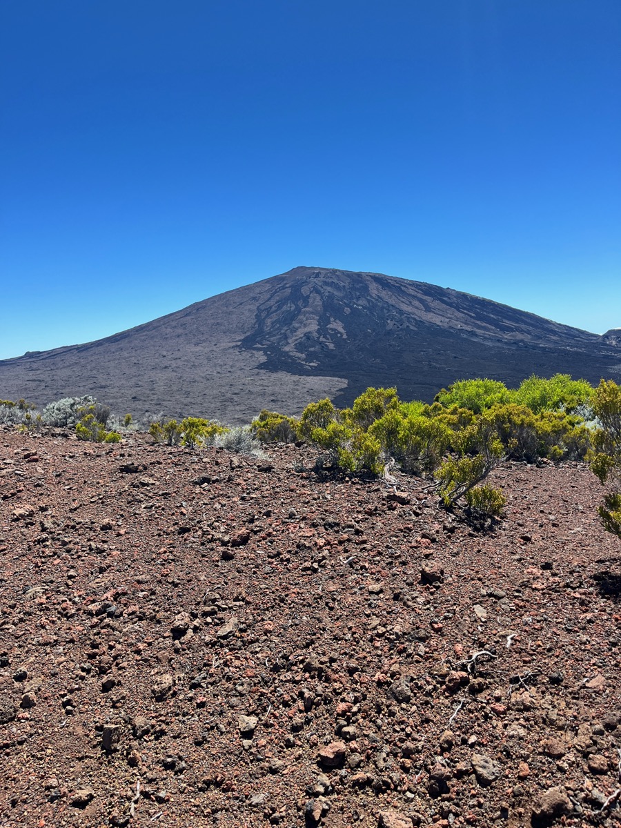 2. Piton de la Fournaise, volcan de lLa Réunion le matin.jpeg