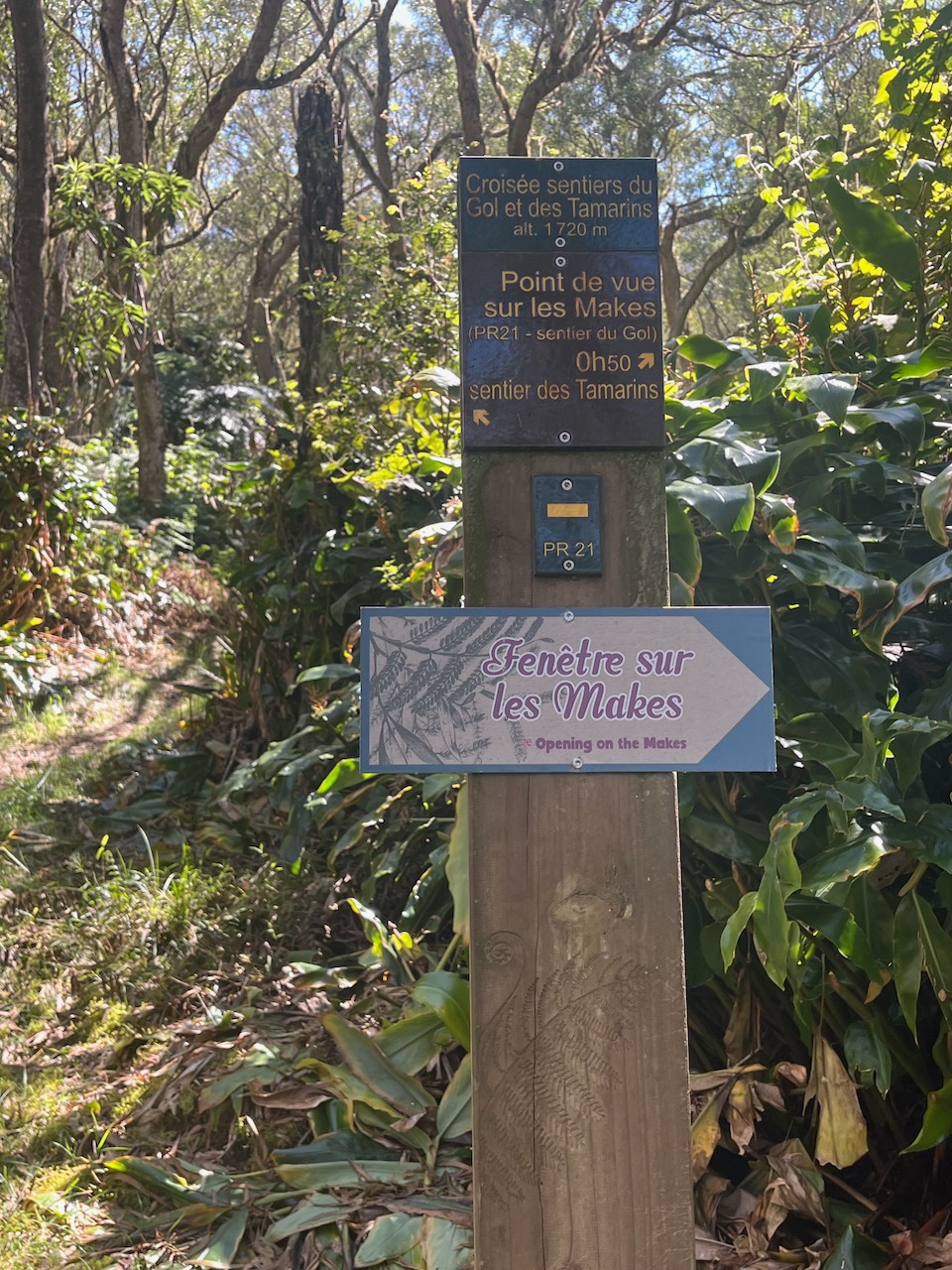 3. Signalisation très bienvenue dans un secteur où pistes et sentiers se croisent..jpeg