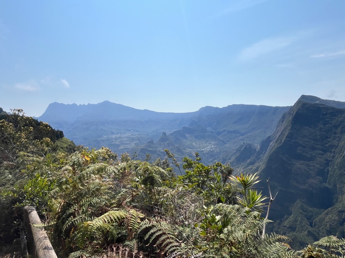 7. Le Cirque de Cilaos - Au centre les deux peitis mitons du Peter Both.jpeg