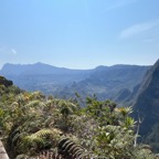 7. Le Cirque de Cilaos - Au centre les deux peitis mitons du Peter Both.jpeg