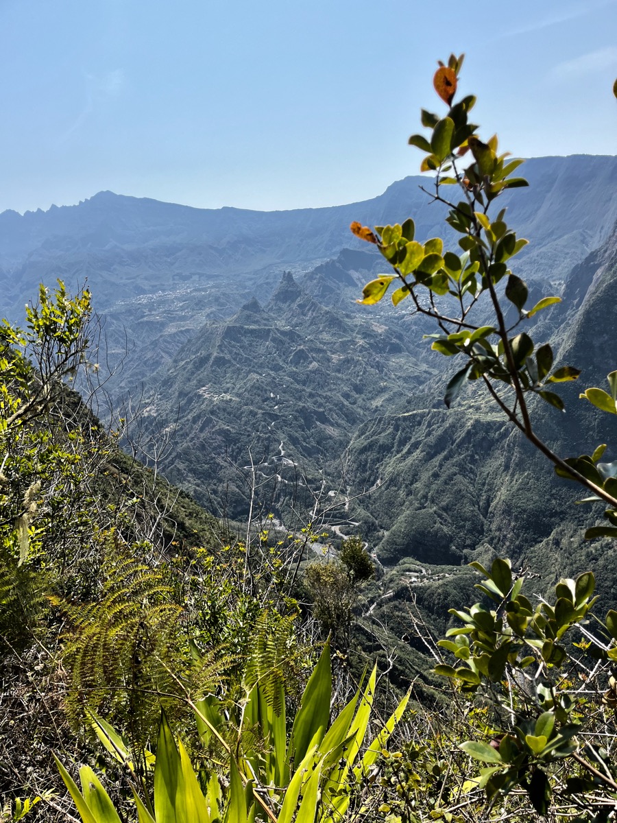 16. Les deux pitons du Peter Both (voir carte) au centre et la route de Cilaos.jpeg