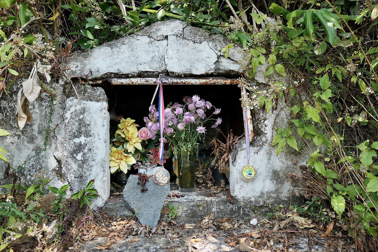 oratoire au bord du sentier.jpeg